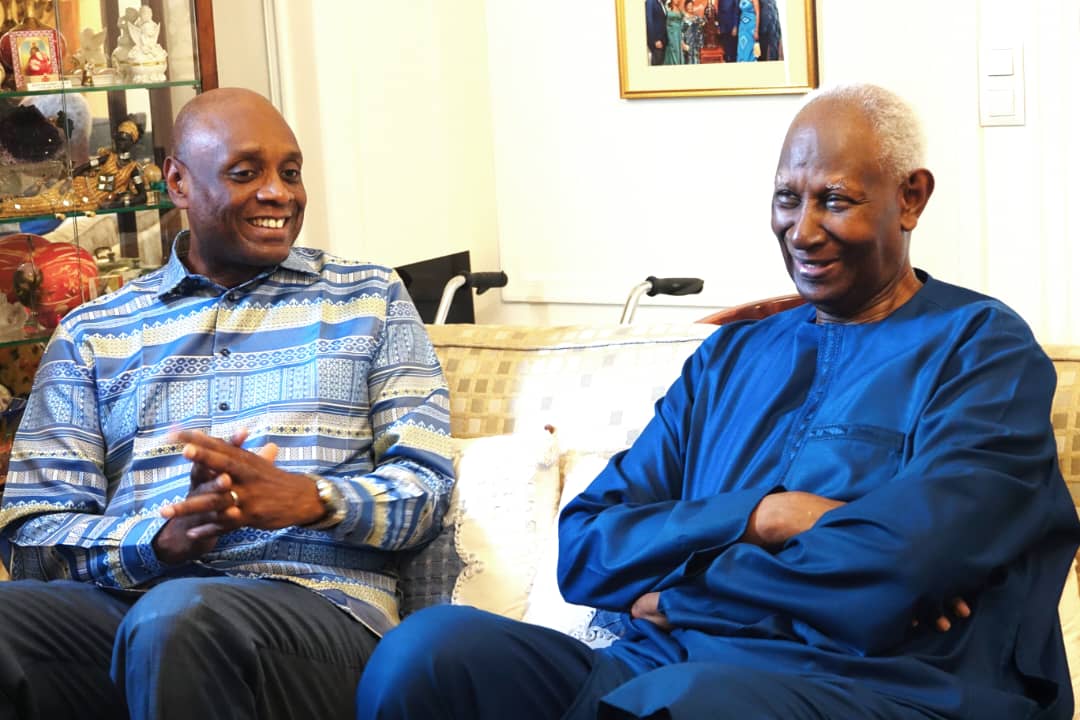 Le ministre des Affaires, Constant-Serge Bounda rend visite à l'ancien président Abdou Diouf