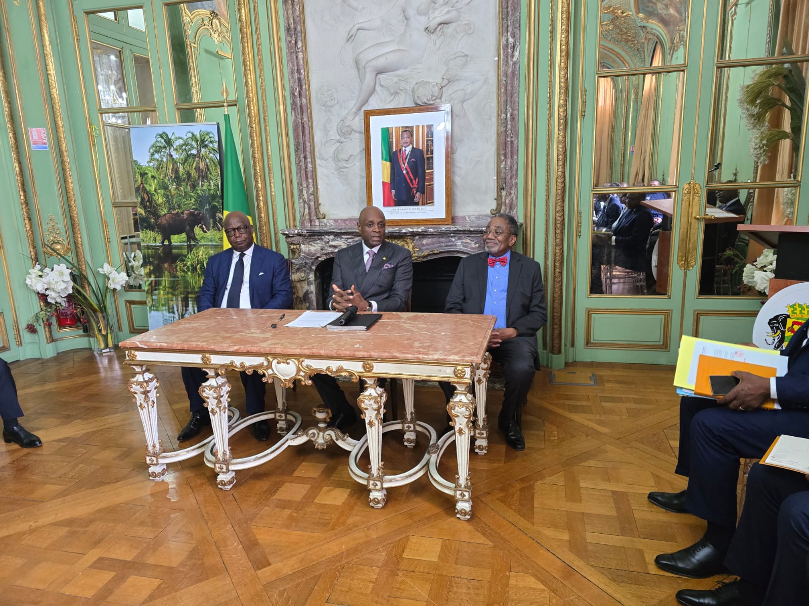 Le ministre des Affaires étrangères échange avec le personnel de la mission diplomatique du Congo à Paris et de la Délégation permanente auprès de l'UNESCO